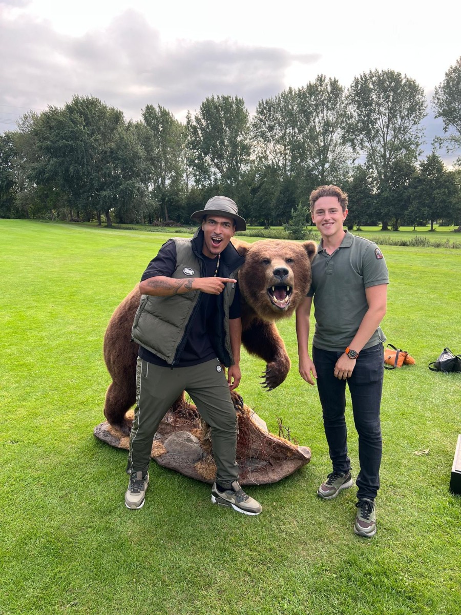 Ours brun de By Max lors du tournage Zapp avec Wildebras