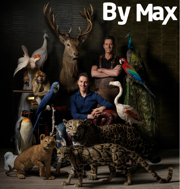 By Max et l’équipe parmi les pièces de taxidermie